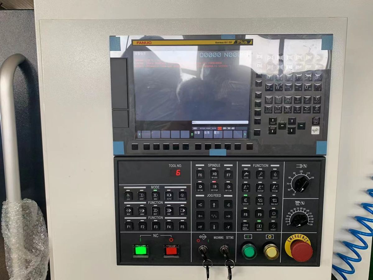 KMT KTL60/500  Система ЧПУ Fanuc (Япония)  Промышленная система ЧПУ самая распространённая в России, более проста в использовании, легко найти операторов  Сервис по всей России, запасные части в наличии на складах  Для удобства оператора стойка сн...